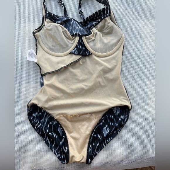 NWOT MIRACLESUIT WOMENS SIZE 10 Black and White Patterned Swimsuit - Picture 7 of 9